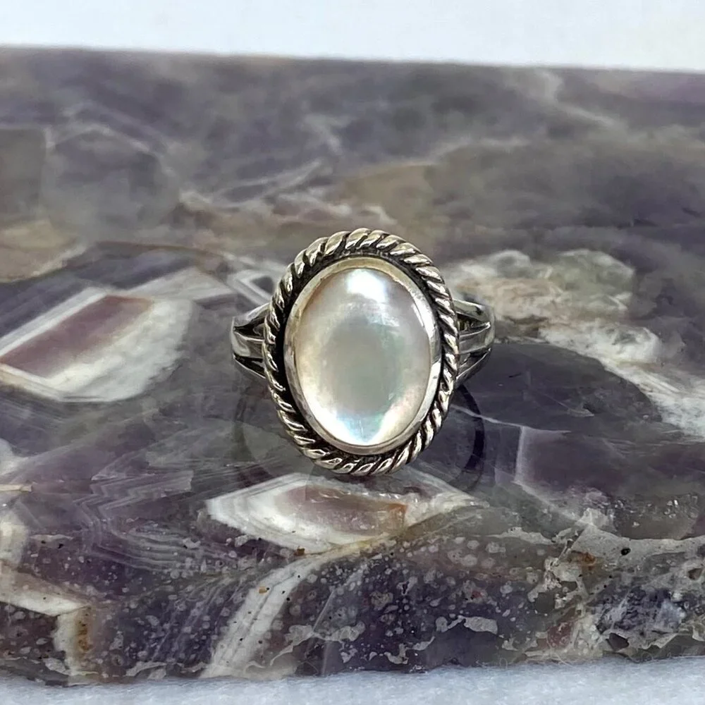 Sterling Silver Southwest Style Oval Bezel Set White Mother Of Pearl Ring 6.75